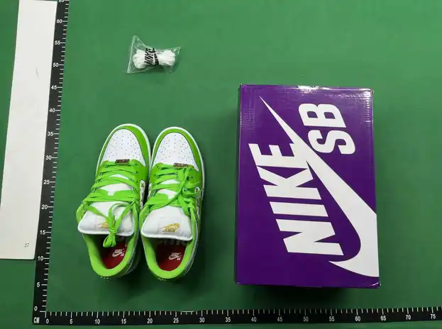 Nike SB Dunk Low Supreme Stars Mean Green QC photo